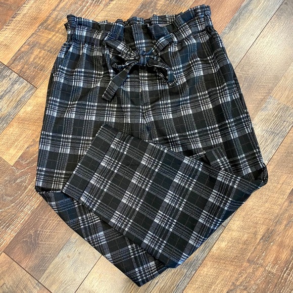 ROMEO & JULIET COUTURE Tie Waist Cropped Pants - Picture 5 of 6